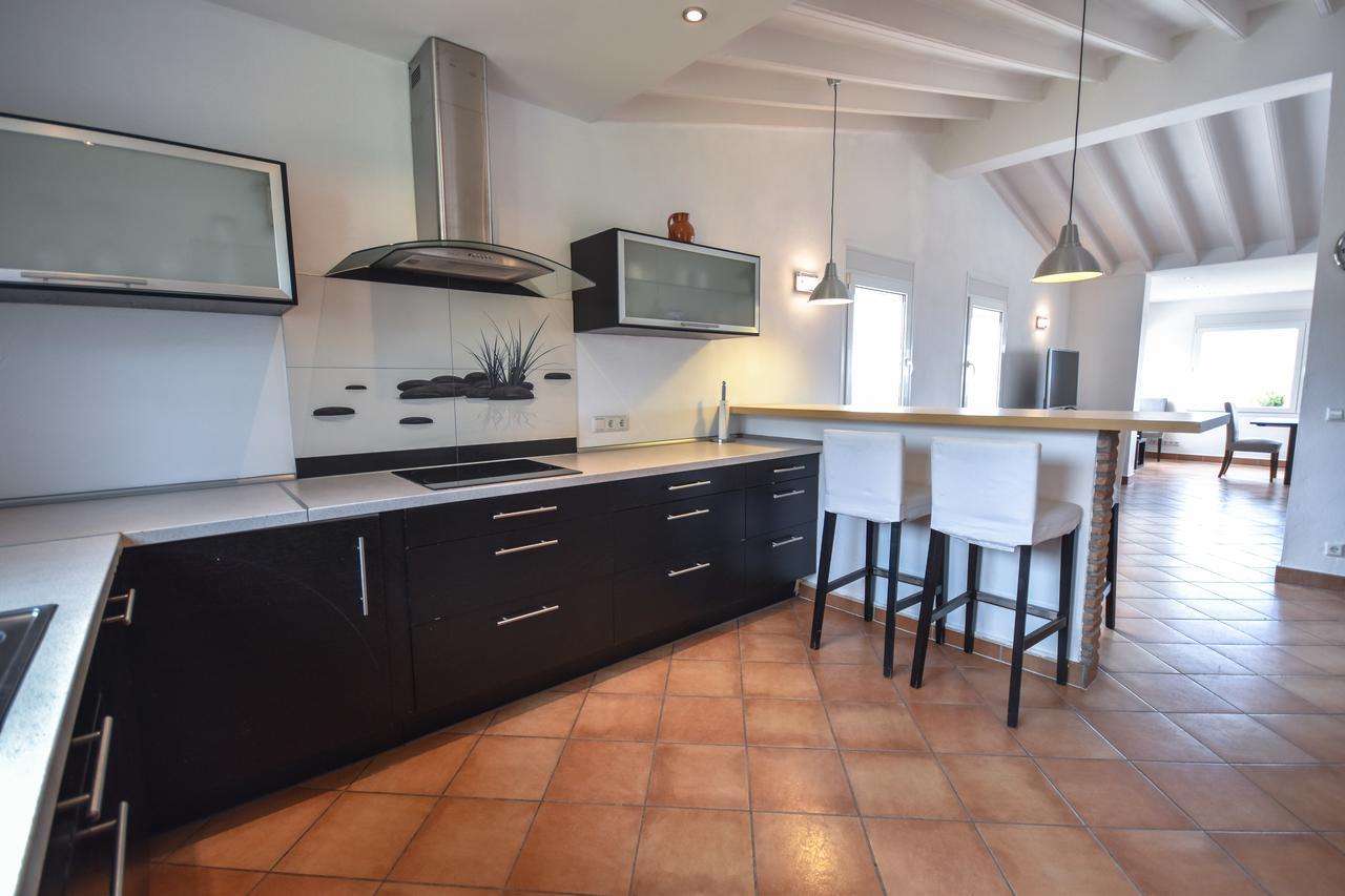 In The Second Line, Modern Beachfront Holiday Home In Costabella, 마르베야 외부 사진