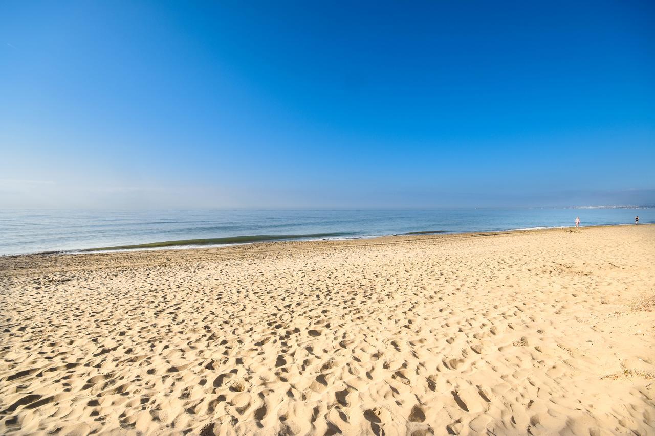 In The Second Line, Modern Beachfront Holiday Home In Costabella, 마르베야 외부 사진