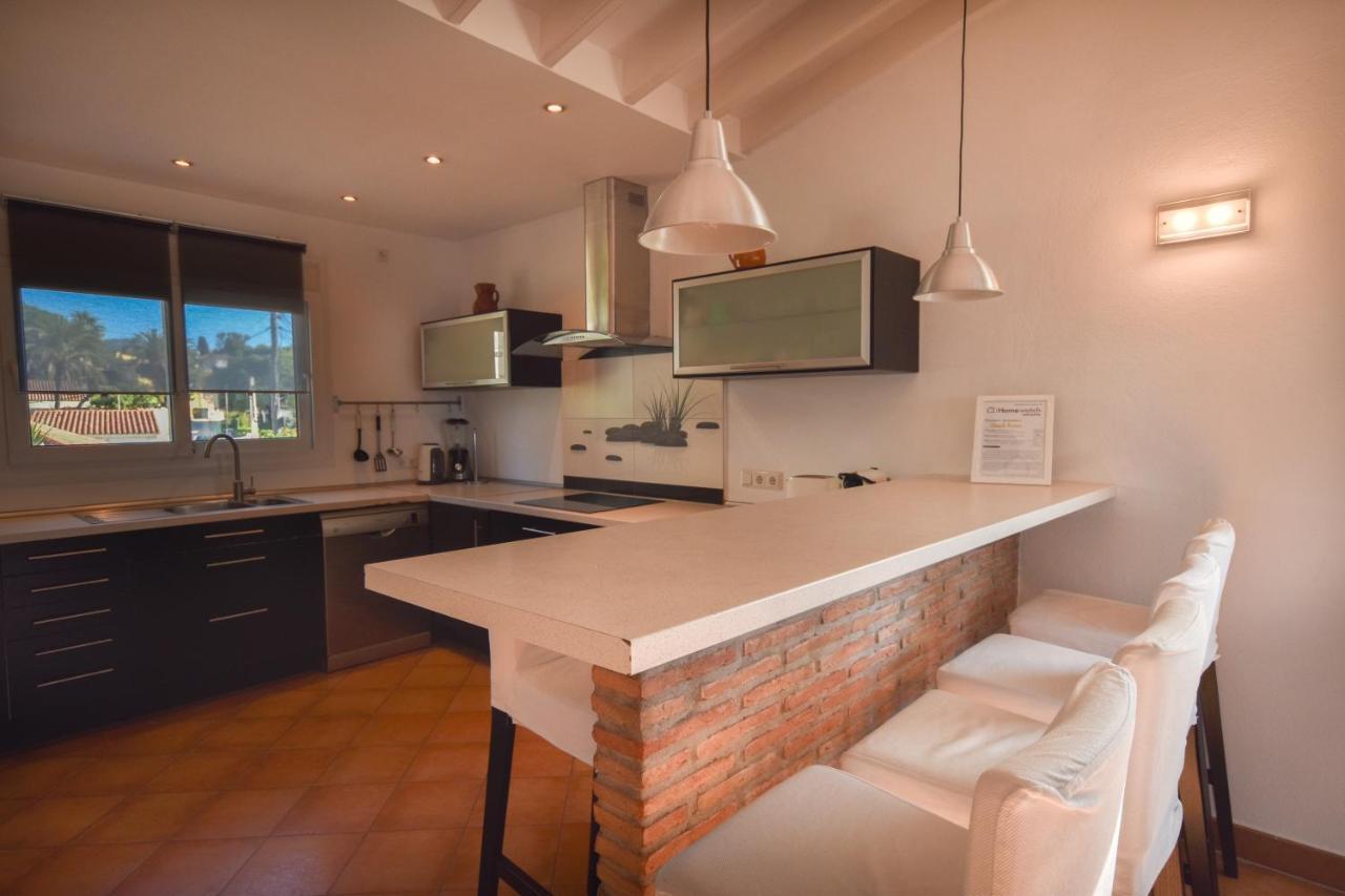 In The Second Line, Modern Beachfront Holiday Home In Costabella, 마르베야 외부 사진