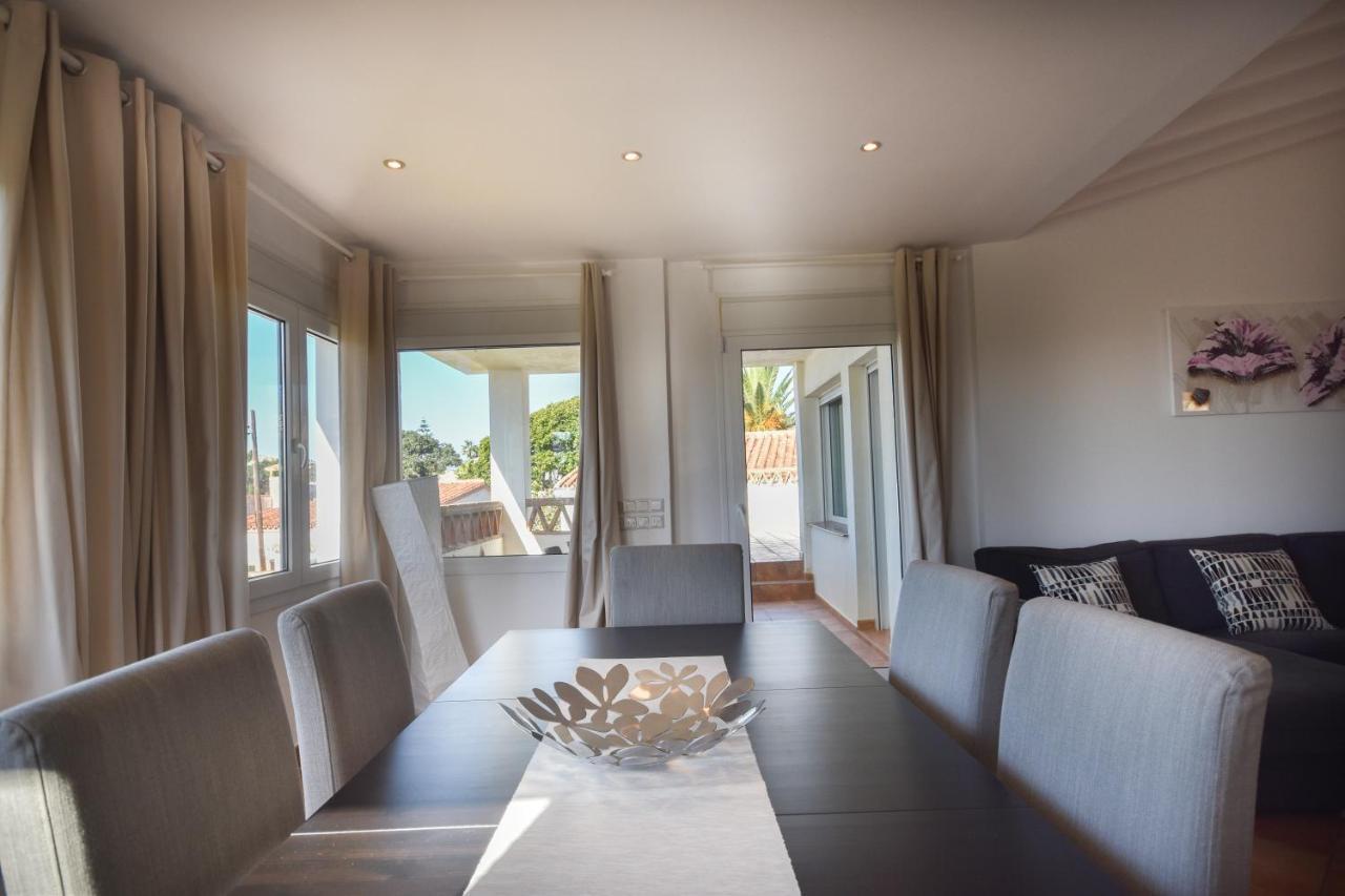 In The Second Line, Modern Beachfront Holiday Home In Costabella, 마르베야 외부 사진