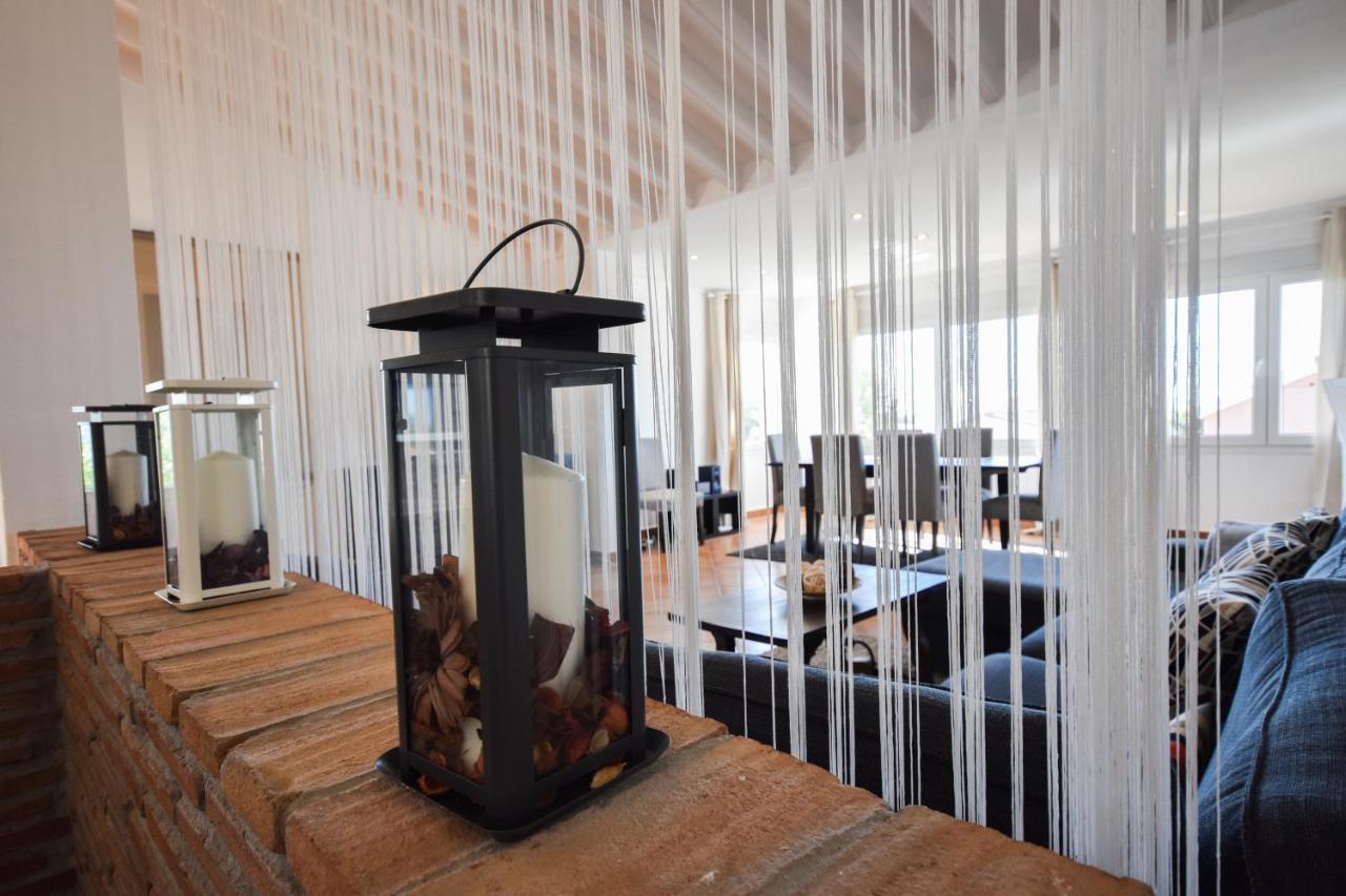 In The Second Line, Modern Beachfront Holiday Home In Costabella, 마르베야 외부 사진