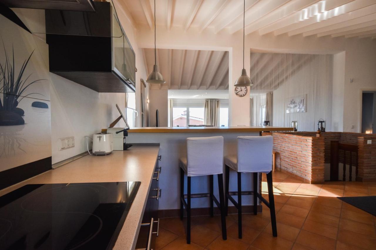 In The Second Line, Modern Beachfront Holiday Home In Costabella, 마르베야 외부 사진