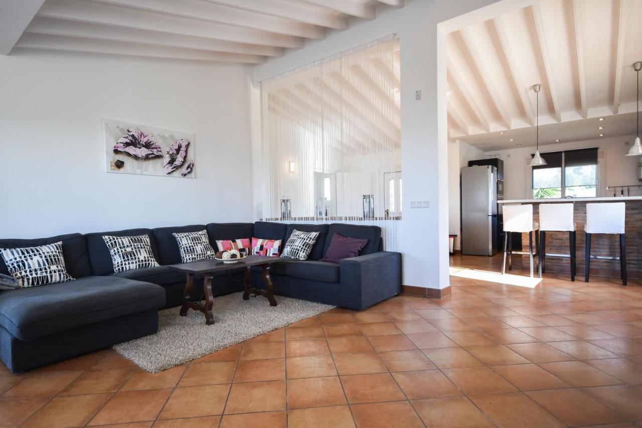 In The Second Line, Modern Beachfront Holiday Home In Costabella, 마르베야 외부 사진