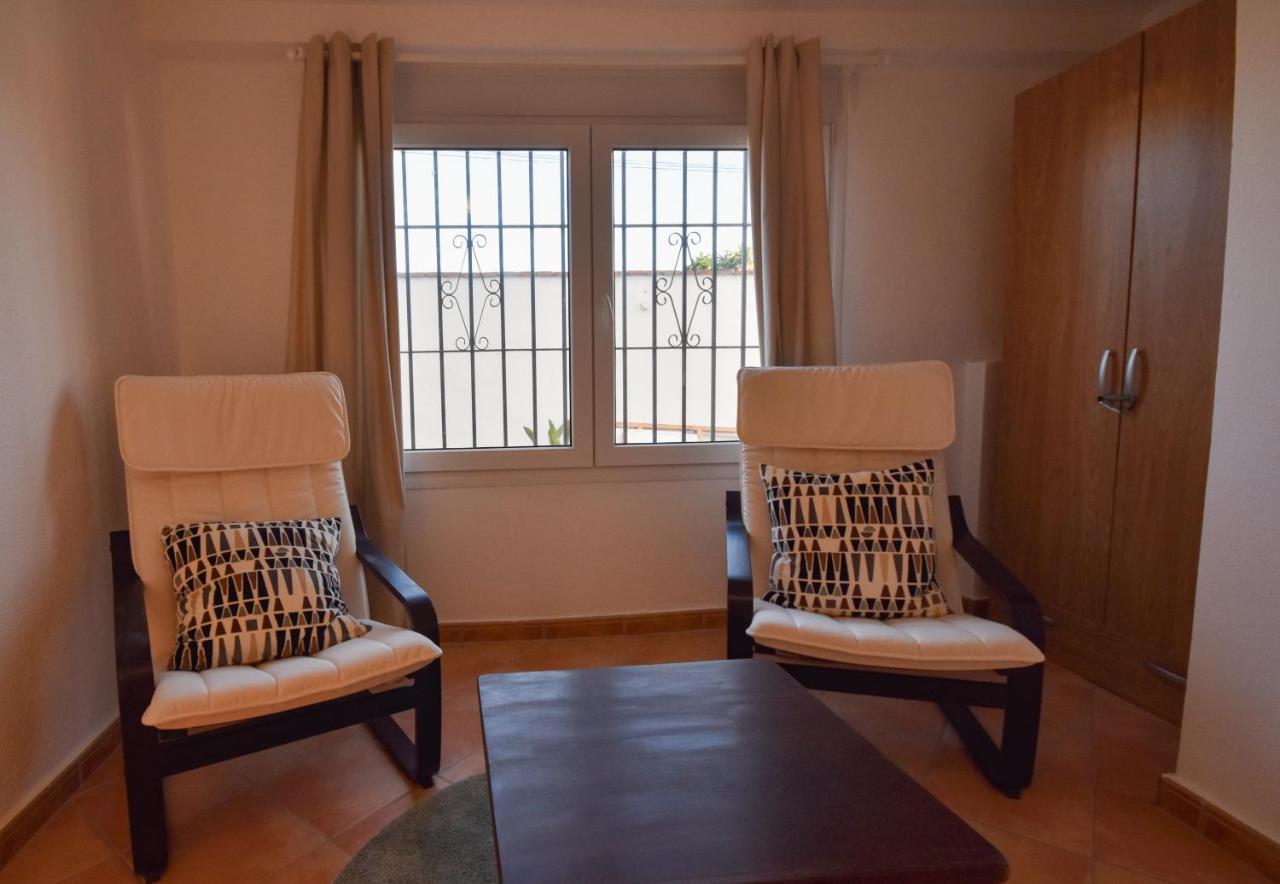 In The Second Line, Modern Beachfront Holiday Home In Costabella, 마르베야 외부 사진