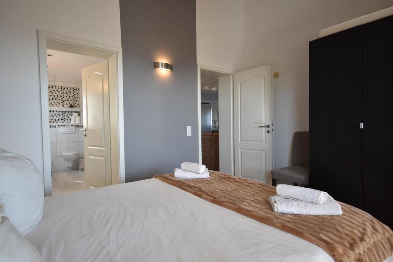 In The Second Line, Modern Beachfront Holiday Home In Costabella, 마르베야 외부 사진