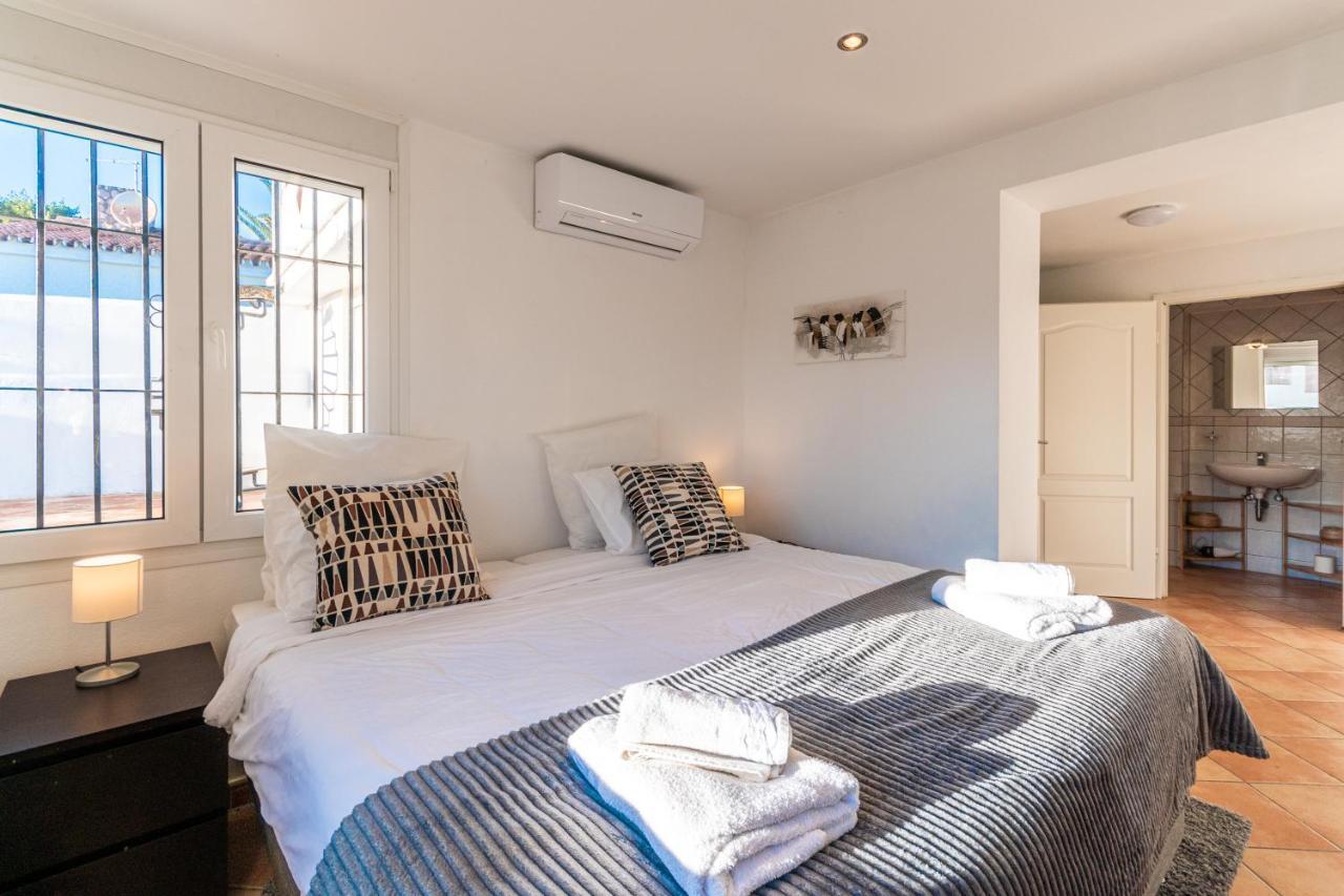 In The Second Line, Modern Beachfront Holiday Home In Costabella, 마르베야 외부 사진