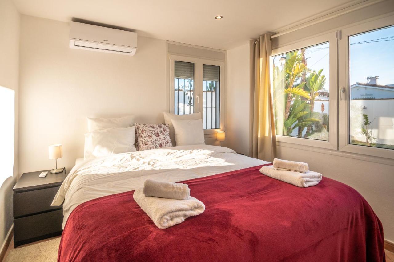 In The Second Line, Modern Beachfront Holiday Home In Costabella, 마르베야 외부 사진